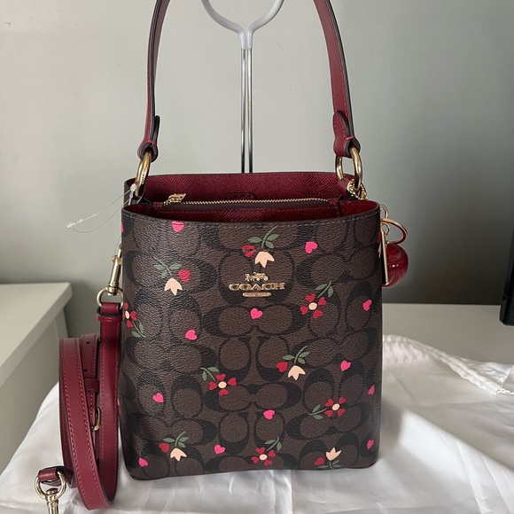 Coach Small Town Bucket Bag In Signature Canvas With Heart Petal Print - Picture 1 of 8
